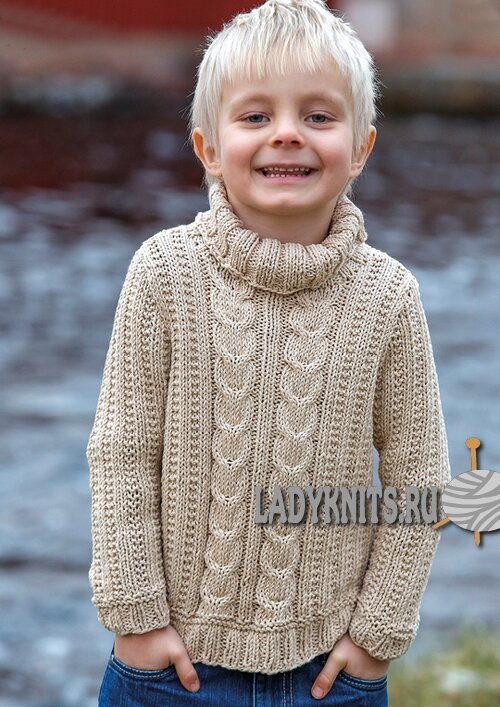Вязаный простой спицами свитер с косами для мальчика от 2 до 14 лет, описание