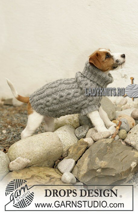 Вязаный спицами свитер с косами для собачки