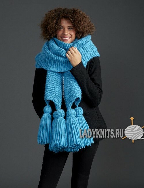 Вязаный спицами простой объемный женский шарф