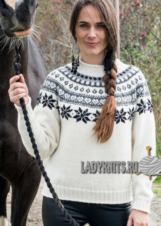 Вязаный спицами красивый женский свитер с круглой кокеткой со скандинавскими узорами