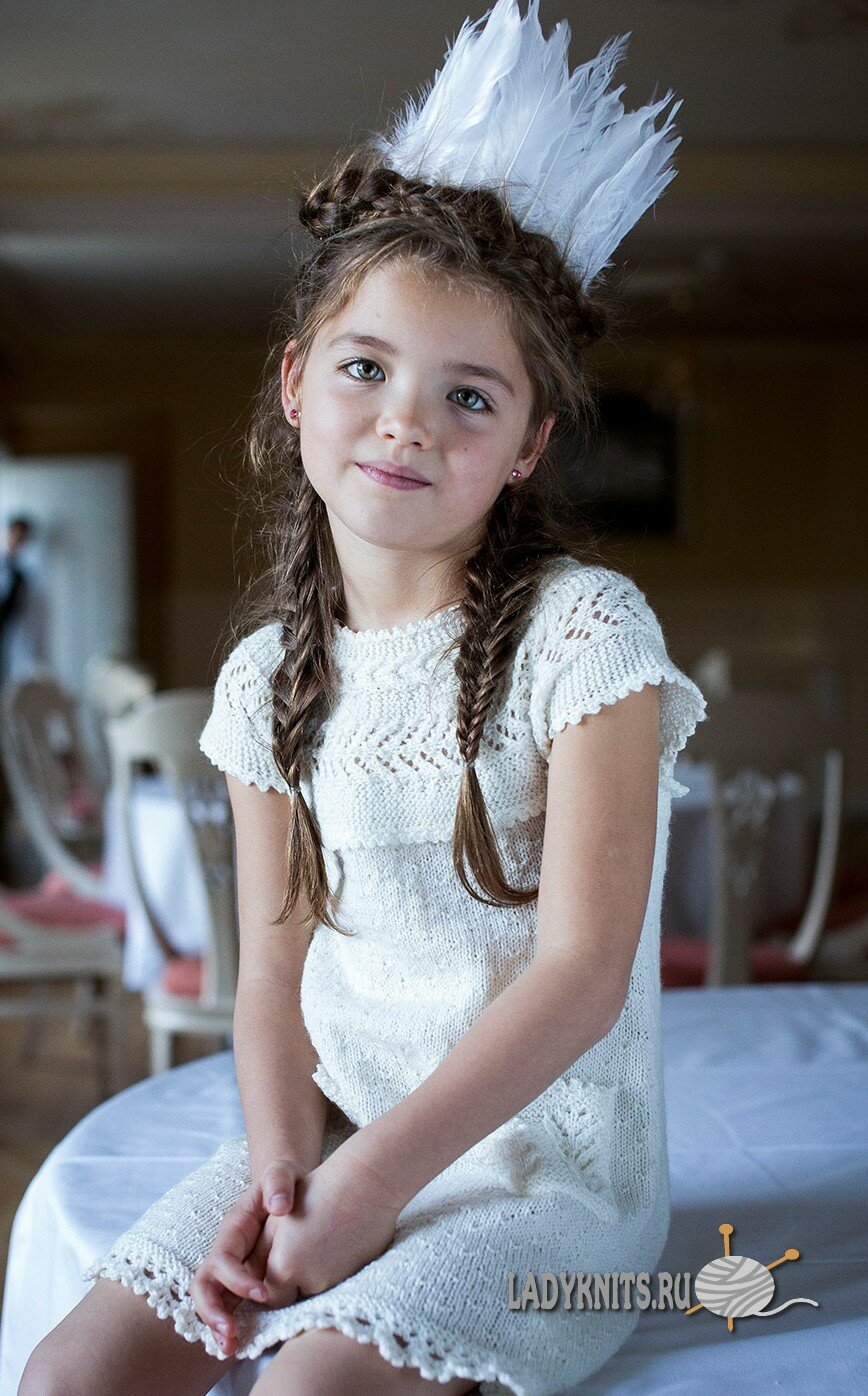 Вязаное спицами красивое платье для девочки от 2 до 10 лет