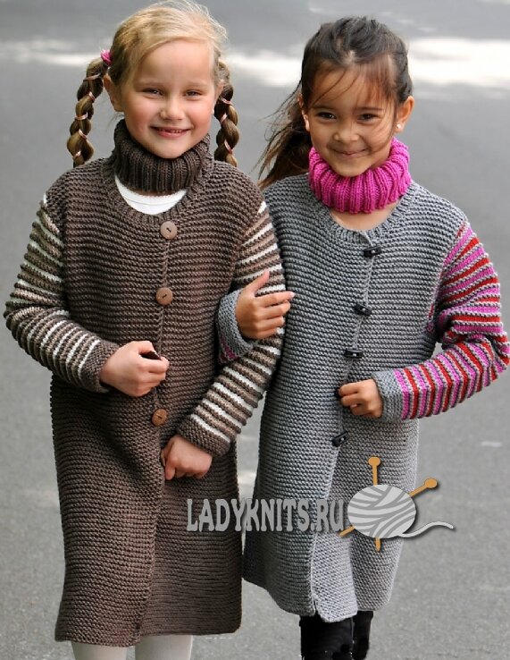 Вязаное спицами простое пальто для девочки от 2 до 10 лет