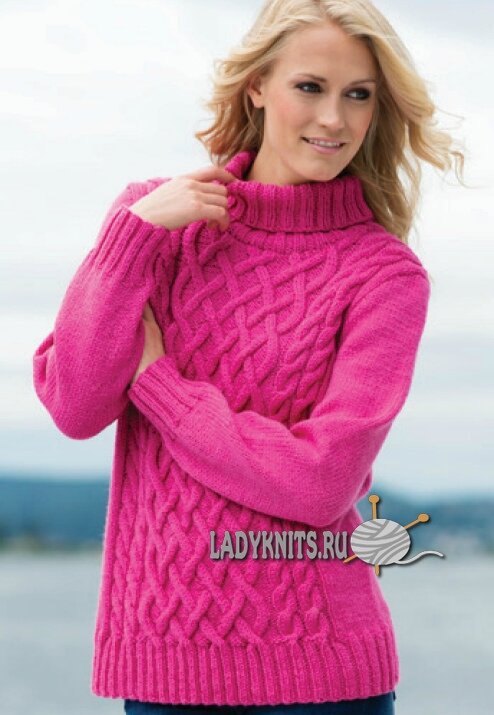Красивый стильный свитер с аранами спицами